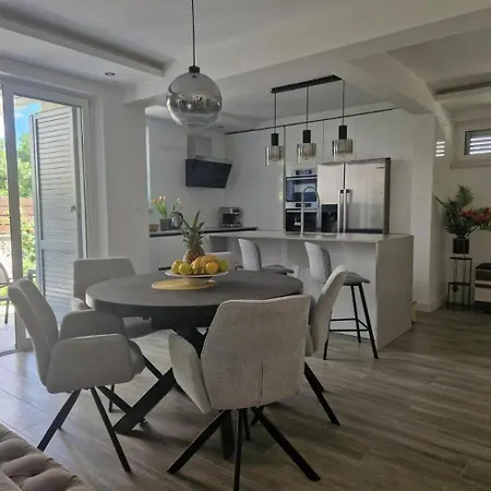 Holiday Mirja - 200 M From Beach Vikendica Split